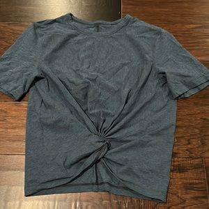 Blue crescent tee lululemon size 4 euc